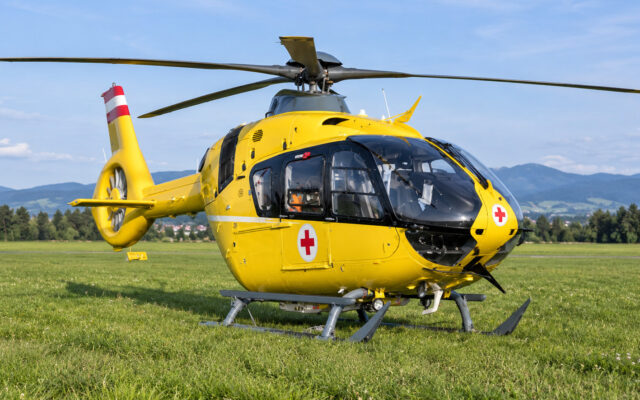 Auto fliegt durch die Luft und stürzt in Bachbett